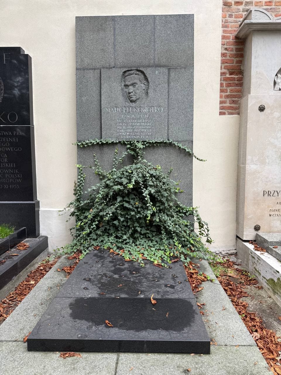 Zdjęcie grobu Marceli Nowotko (1)