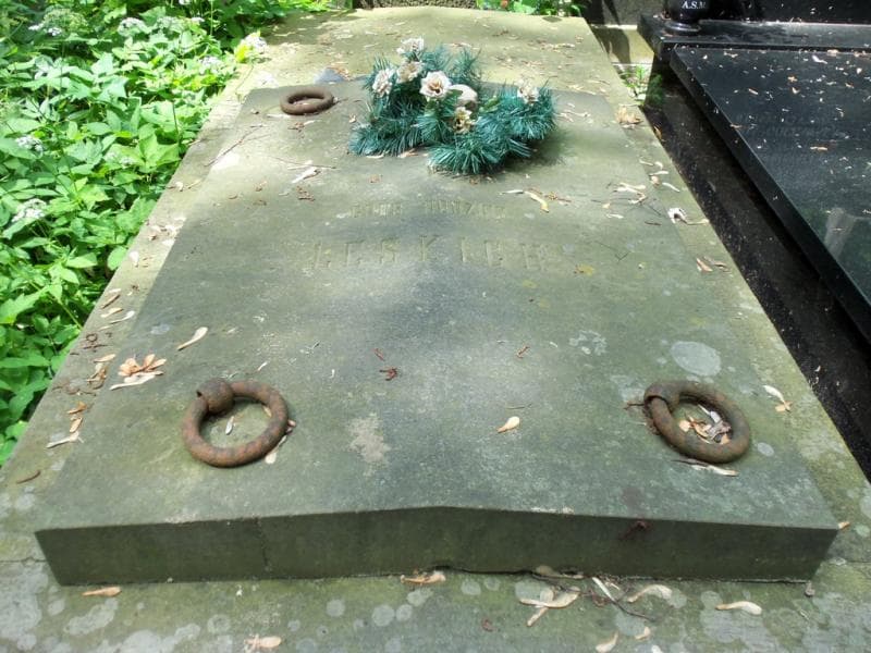Zdjęcie grobu Lescy (2)