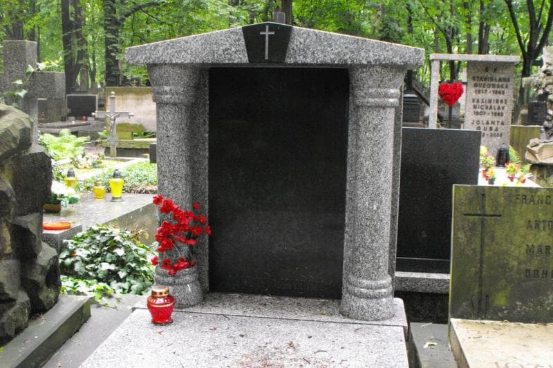 Zdjęcie grobu Toluś Hassa (2)