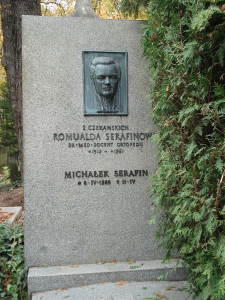 Zdjęcie grobu Romualda Serafinowa (2)