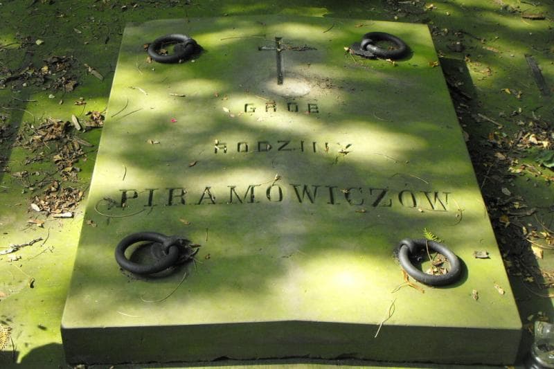 Zdjęcie grobu Piramowiczowie (2)