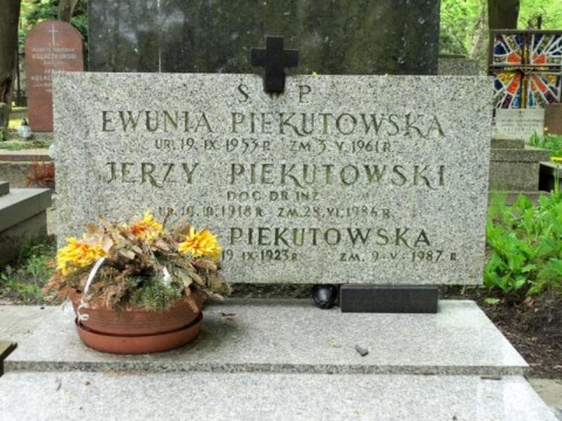Zdjęcie grobu Ewunia Piekutowska (2)