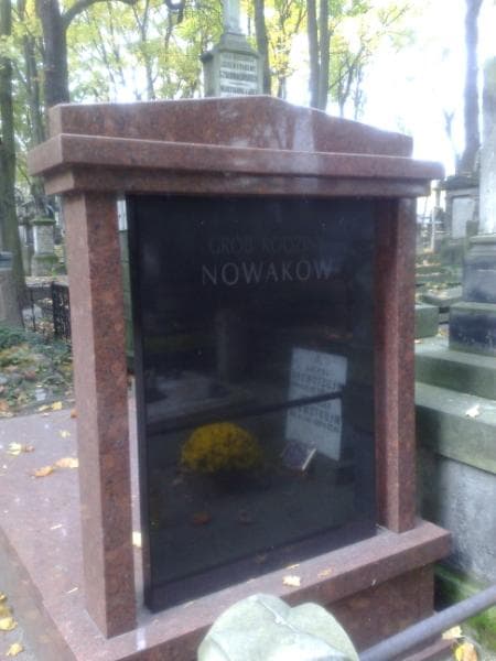 Zdjęcie grobu Nowakowie (2)