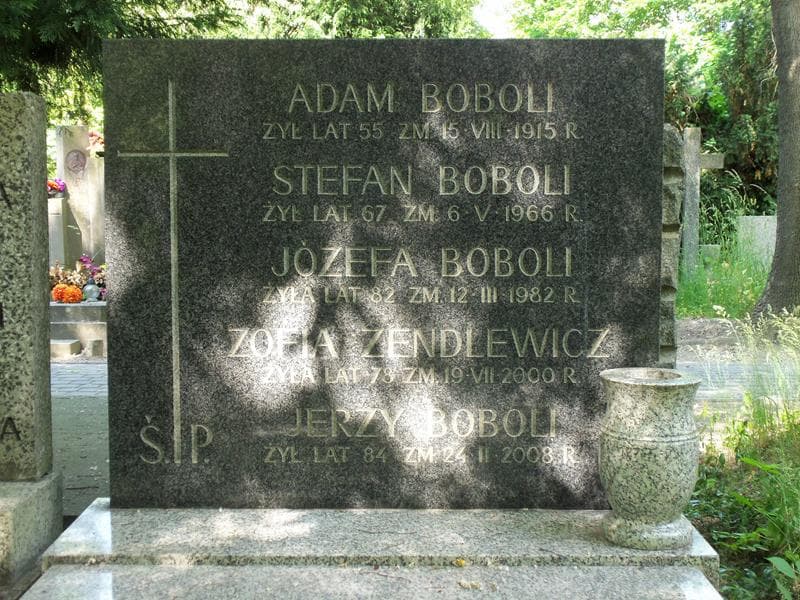 Zdjęcie grobu Adam Boboli (2)