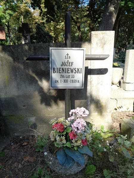 Zdjęcie grobu Józef Bieniewski (1)