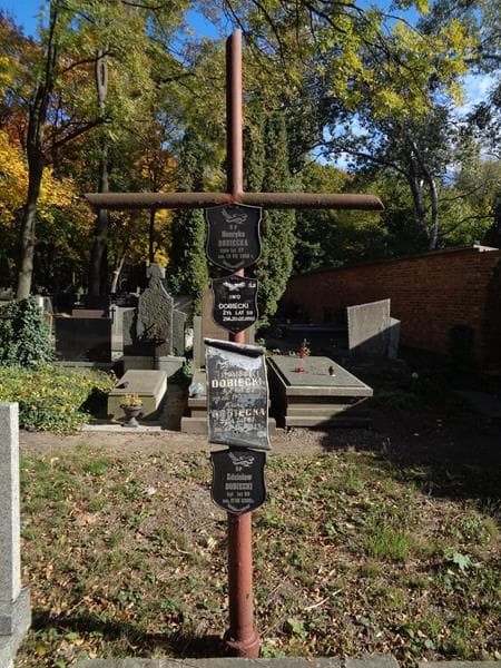 Zdjęcie grobu Iwo Dobiecki (2)