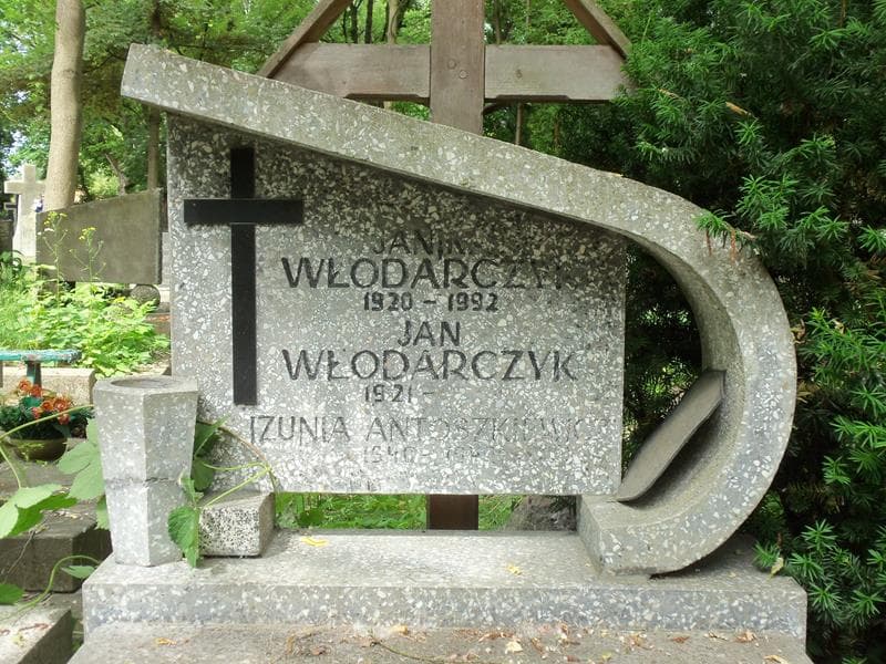 Zdjęcie grobu Izunia Antoszkiewicz (2)